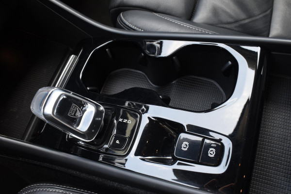Volvo XC40 T4 211PK Automaat Inscription / Navigatie / Camera / Parkeersensoren / Adaptieve Cruise Control / Elektrische Achterklep / LM Velgen / Trekhaak /