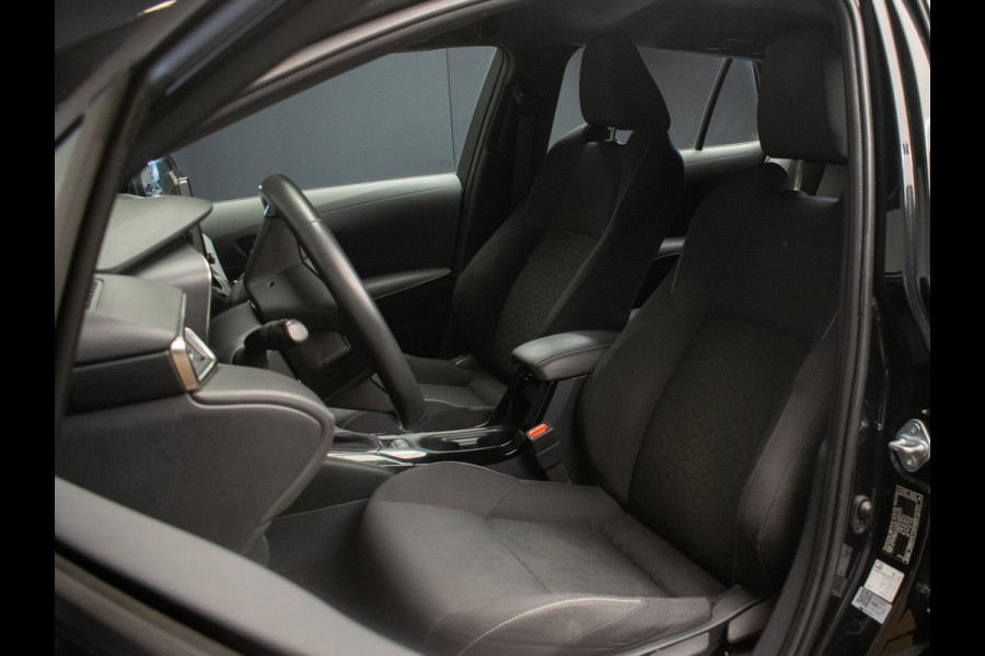 Toyota Corolla Touring Sports 1.8 Hybrid Style (APPLE CARPLAY,HEAD-UP,NAVI,LED,XENON,STOELVERWARMING,CAMERA,SPORTSTOELEN,PDC)