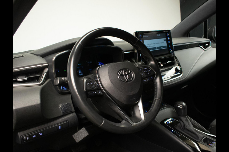 Toyota Corolla Touring Sports 1.8 Hybrid Style (APPLE CARPLAY,HEAD-UP,NAVI,LED,XENON,STOELVERWARMING,CAMERA,SPORTSTOELEN,PDC)