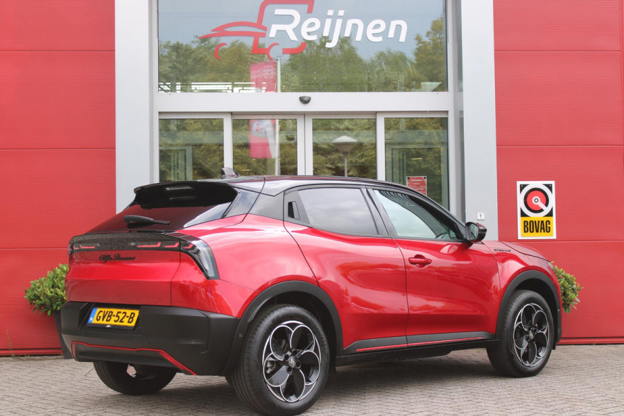 Alfa Romeo junior ELETTRICA SPECIALE 156PK 54 kWh | BICOLOR DAK (ZWART DAK) | TECHNOLOGIE PAKKET (O.A. FULL LED ADAPTIVE MATRIX KOPLAMPEN/DODEHOEK DETECTIE/DRAADLOZE TELEFOONLADER/ACHTERUITRIJ CAMERA/PARKEERSENSOREN VOOR, ACHTER,ZIJKANT) | DRAADLOZE APPLE CARPLAY/ANDROID AUTO | CLIMATE CONTROL | ELEKTRISCH BEDIENBARE ACHTERKLEP | STOEL VERWARMING | ELEKTRISCH BEDIENBARE VOORSTOELEN | VOORSTOELEN MET MASSAGE FUNCTIE | VERKEERSBORDEN HERKENNING | ADAPTIVE CRUISE CONTROL | KEYLESS ENTRY/START | NIEUWE AUTO! |