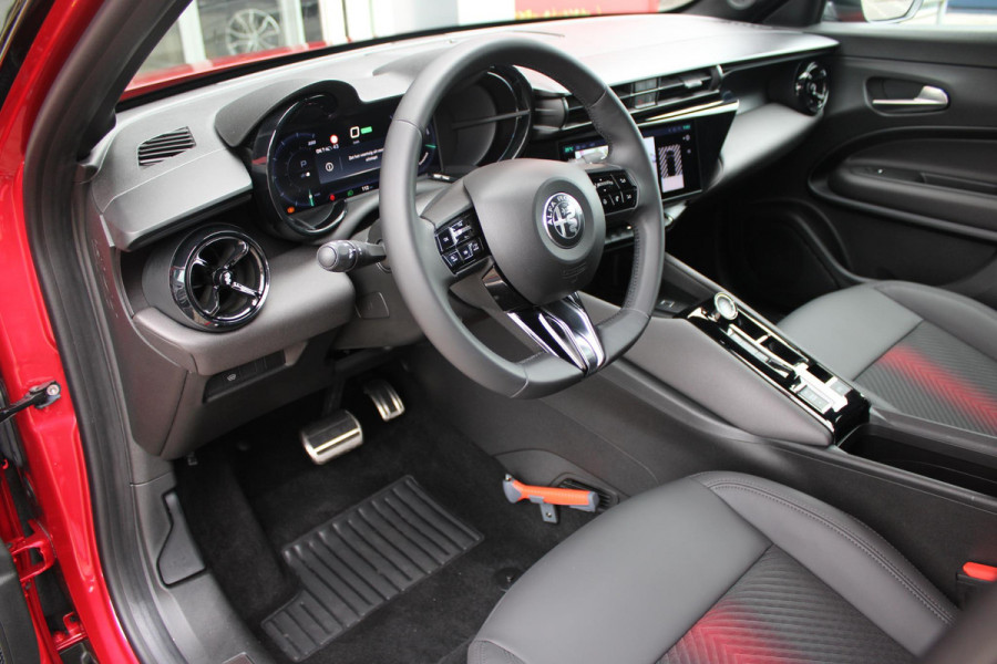 Alfa Romeo junior ELETTRICA SPECIALE 156PK 54 kWh | BICOLOR DAK (ZWART DAK) | TECHNOLOGIE PAKKET (O.A. FULL LED ADAPTIVE MATRIX KOPLAMPEN/DODEHOEK DETECTIE/DRAADLOZE TELEFOONLADER/ACHTERUITRIJ CAMERA/PARKEERSENSOREN VOOR, ACHTER,ZIJKANT) | DRAADLOZE APPLE CARPLAY/ANDROID AUTO | CLIMATE CONTROL | ELEKTRISCH BEDIENBARE ACHTERKLEP | STOEL VERWARMING | ELEKTRISCH BEDIENBARE VOORSTOELEN | VOORSTOELEN MET MASSAGE FUNCTIE | VERKEERSBORDEN HERKENNING | ADAPTIVE CRUISE CONTROL | KEYLESS ENTRY/START | NIEUWE AUTO! |