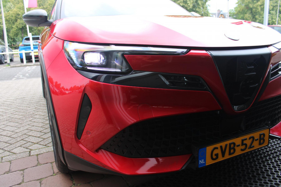 Alfa Romeo junior ELETTRICA SPECIALE 156PK 54 kWh | BICOLOR DAK (ZWART DAK) | TECHNOLOGIE PAKKET (O.A. FULL LED ADAPTIVE MATRIX KOPLAMPEN/DODEHOEK DETECTIE/DRAADLOZE TELEFOONLADER/ACHTERUITRIJ CAMERA/PARKEERSENSOREN VOOR, ACHTER,ZIJKANT) | DRAADLOZE APPLE CARPLAY/ANDROID AUTO | CLIMATE CONTROL | ELEKTRISCH BEDIENBARE ACHTERKLEP | STOEL VERWARMING | ELEKTRISCH BEDIENBARE VOORSTOELEN | VOORSTOELEN MET MASSAGE FUNCTIE | VERKEERSBORDEN HERKENNING | ADAPTIVE CRUISE CONTROL | KEYLESS ENTRY/START | NIEUWE AUTO! |