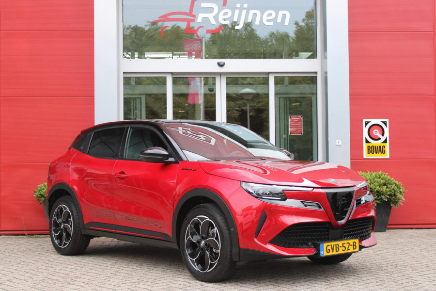 Alfa Romeo junior ELETTRICA SPECIALE 156PK 54 kWh | BICOLOR DAK (ZWART DAK) | TECHNOLOGIE PAKKET (O.A. FULL LED ADAPTIVE MATRIX KOPLAMPEN/DODEHOEK DETECTIE/DRAADLOZE TELEFOONLADER/ACHTERUITRIJ CAMERA/PARKEERSENSOREN VOOR, ACHTER,ZIJKANT) | DRAADLOZE APPLE CARPLAY/ANDROID AUTO | CLIMATE CONTROL | ELEKTRISCH BEDIENBARE ACHTERKLEP | STOEL VERWARMING | ELEKTRISCH BEDIENBARE VOORSTOELEN | VOORSTOELEN MET MASSAGE FUNCTIE | VERKEERSBORDEN HERKENNING | ADAPTIVE CRUISE CONTROL | KEYLESS ENTRY/START | NIEUWE AUTO! |