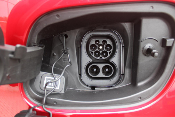 Alfa Romeo junior ELETTRICA SPECIALE 156PK 54 kWh | BICOLOR DAK (ZWART DAK) | TECHNOLOGIE PAKKET (O.A. FULL LED ADAPTIVE MATRIX KOPLAMPEN/DODEHOEK DETECTIE/DRAADLOZE TELEFOONLADER/ACHTERUITRIJ CAMERA/PARKEERSENSOREN VOOR, ACHTER,ZIJKANT) | DRAADLOZE APPLE CARPLAY/ANDROID AUTO | CLIMATE CONTROL | ELEKTRISCH BEDIENBARE ACHTERKLEP | STOEL VERWARMING | ELEKTRISCH BEDIENBARE VOORSTOELEN | VOORSTOELEN MET MASSAGE FUNCTIE | VERKEERSBORDEN HERKENNING | ADAPTIVE CRUISE CONTROL | KEYLESS ENTRY/START | NIEUWE AUTO! |
