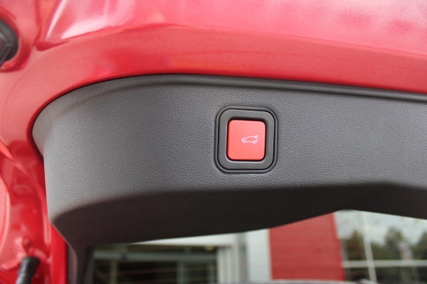 Alfa Romeo junior ELETTRICA SPECIALE 156PK 54 kWh | BICOLOR DAK (ZWART DAK) | TECHNOLOGIE PAKKET (O.A. FULL LED ADAPTIVE MATRIX KOPLAMPEN/DODEHOEK DETECTIE/DRAADLOZE TELEFOONLADER/ACHTERUITRIJ CAMERA/PARKEERSENSOREN VOOR, ACHTER,ZIJKANT) | DRAADLOZE APPLE CARPLAY/ANDROID AUTO | CLIMATE CONTROL | ELEKTRISCH BEDIENBARE ACHTERKLEP | STOEL VERWARMING | ELEKTRISCH BEDIENBARE VOORSTOELEN | VOORSTOELEN MET MASSAGE FUNCTIE | VERKEERSBORDEN HERKENNING | ADAPTIVE CRUISE CONTROL | KEYLESS ENTRY/START | NIEUWE AUTO! |