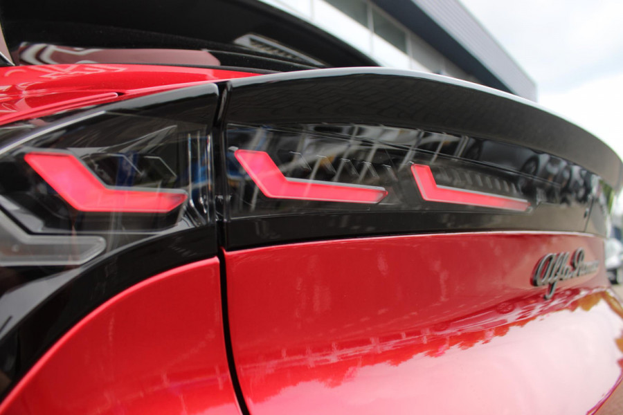 Alfa Romeo junior ELETTRICA SPECIALE 156PK 54 kWh | BICOLOR DAK (ZWART DAK) | TECHNOLOGIE PAKKET (O.A. FULL LED ADAPTIVE MATRIX KOPLAMPEN/DODEHOEK DETECTIE/DRAADLOZE TELEFOONLADER/ACHTERUITRIJ CAMERA/PARKEERSENSOREN VOOR, ACHTER,ZIJKANT) | DRAADLOZE APPLE CARPLAY/ANDROID AUTO | CLIMATE CONTROL | ELEKTRISCH BEDIENBARE ACHTERKLEP | STOEL VERWARMING | ELEKTRISCH BEDIENBARE VOORSTOELEN | VOORSTOELEN MET MASSAGE FUNCTIE | VERKEERSBORDEN HERKENNING | ADAPTIVE CRUISE CONTROL | KEYLESS ENTRY/START | NIEUWE AUTO! |