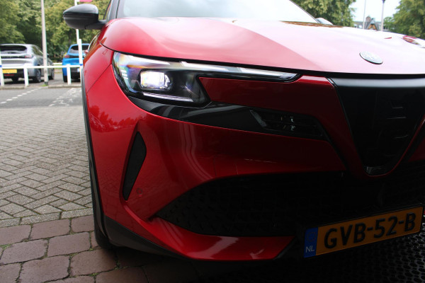 Alfa Romeo junior ELETTRICA SPECIALE 156PK 54 kWh | BICOLOR DAK (ZWART DAK) | TECHNOLOGIE PAKKET (O.A. FULL LED ADAPTIVE MATRIX KOPLAMPEN/DODEHOEK DETECTIE/DRAADLOZE TELEFOONLADER/ACHTERUITRIJ CAMERA/PARKEERSENSOREN VOOR, ACHTER,ZIJKANT) | DRAADLOZE APPLE CARPLAY/ANDROID AUTO | CLIMATE CONTROL | ELEKTRISCH BEDIENBARE ACHTERKLEP | STOEL VERWARMING | ELEKTRISCH BEDIENBARE VOORSTOELEN | VOORSTOELEN MET MASSAGE FUNCTIE | VERKEERSBORDEN HERKENNING | ADAPTIVE CRUISE CONTROL | KEYLESS ENTRY/START | NIEUWE AUTO! |