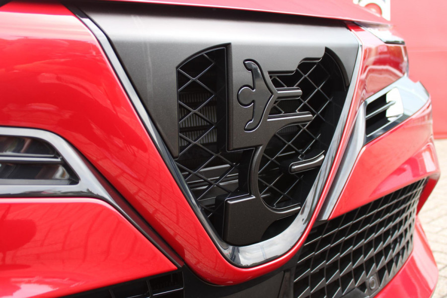 Alfa Romeo junior ELETTRICA SPECIALE 156PK 54 kWh | BICOLOR DAK (ZWART DAK) | TECHNOLOGIE PAKKET (O.A. FULL LED ADAPTIVE MATRIX KOPLAMPEN/DODEHOEK DETECTIE/DRAADLOZE TELEFOONLADER/ACHTERUITRIJ CAMERA/PARKEERSENSOREN VOOR, ACHTER,ZIJKANT) | DRAADLOZE APPLE CARPLAY/ANDROID AUTO | CLIMATE CONTROL | ELEKTRISCH BEDIENBARE ACHTERKLEP | STOEL VERWARMING | ELEKTRISCH BEDIENBARE VOORSTOELEN | VOORSTOELEN MET MASSAGE FUNCTIE | VERKEERSBORDEN HERKENNING | ADAPTIVE CRUISE CONTROL | KEYLESS ENTRY/START | NIEUWE AUTO! |