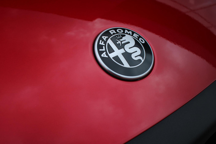 Alfa Romeo junior ELETTRICA SPECIALE 156PK 54 kWh | BICOLOR DAK (ZWART DAK) | TECHNOLOGIE PAKKET (O.A. FULL LED ADAPTIVE MATRIX KOPLAMPEN/DODEHOEK DETECTIE/DRAADLOZE TELEFOONLADER/ACHTERUITRIJ CAMERA/PARKEERSENSOREN VOOR, ACHTER,ZIJKANT) | DRAADLOZE APPLE CARPLAY/ANDROID AUTO | CLIMATE CONTROL | ELEKTRISCH BEDIENBARE ACHTERKLEP | STOEL VERWARMING | ELEKTRISCH BEDIENBARE VOORSTOELEN | VOORSTOELEN MET MASSAGE FUNCTIE | VERKEERSBORDEN HERKENNING | ADAPTIVE CRUISE CONTROL | KEYLESS ENTRY/START | NIEUWE AUTO! |