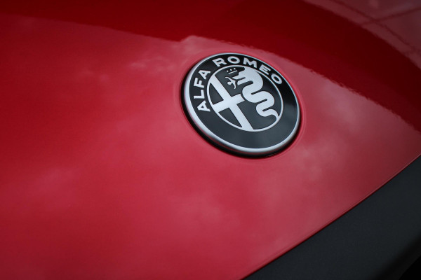 Alfa Romeo junior ELETTRICA SPECIALE 156PK 54 kWh | BICOLOR DAK (ZWART DAK) | TECHNOLOGIE PAKKET (O.A. FULL LED ADAPTIVE MATRIX KOPLAMPEN/DODEHOEK DETECTIE/DRAADLOZE TELEFOONLADER/ACHTERUITRIJ CAMERA/PARKEERSENSOREN VOOR, ACHTER,ZIJKANT) | DRAADLOZE APPLE CARPLAY/ANDROID AUTO | CLIMATE CONTROL | ELEKTRISCH BEDIENBARE ACHTERKLEP | STOEL VERWARMING | ELEKTRISCH BEDIENBARE VOORSTOELEN | VOORSTOELEN MET MASSAGE FUNCTIE | VERKEERSBORDEN HERKENNING | ADAPTIVE CRUISE CONTROL | KEYLESS ENTRY/START | NIEUWE AUTO! |