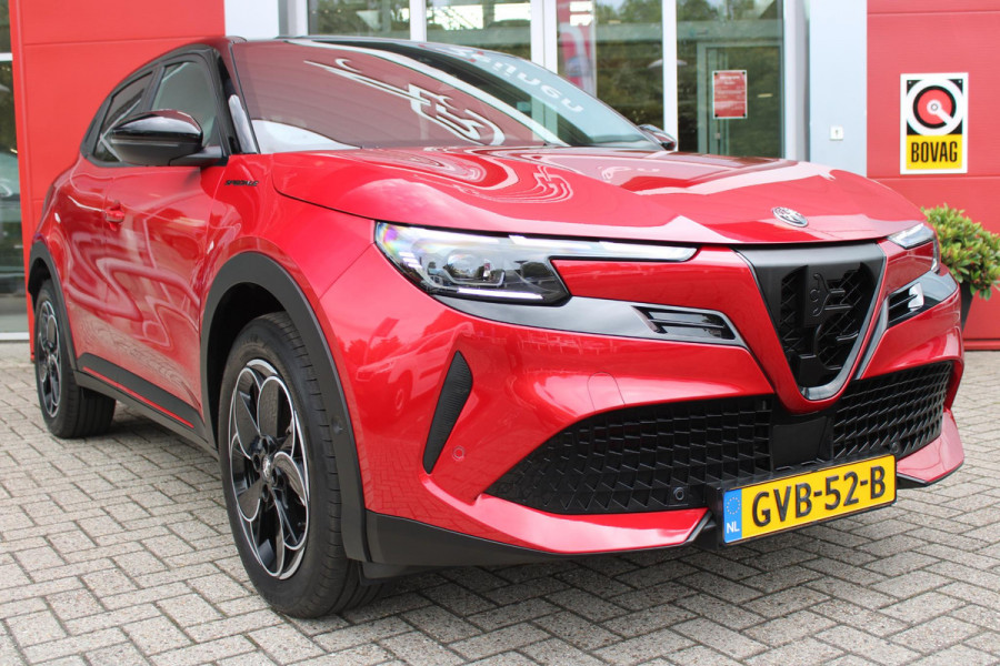Alfa Romeo junior ELETTRICA SPECIALE 156PK 54 kWh | BICOLOR DAK (ZWART DAK) | TECHNOLOGIE PAKKET (O.A. FULL LED ADAPTIVE MATRIX KOPLAMPEN/DODEHOEK DETECTIE/DRAADLOZE TELEFOONLADER/ACHTERUITRIJ CAMERA/PARKEERSENSOREN VOOR, ACHTER,ZIJKANT) | DRAADLOZE APPLE CARPLAY/ANDROID AUTO | CLIMATE CONTROL | ELEKTRISCH BEDIENBARE ACHTERKLEP | STOEL VERWARMING | ELEKTRISCH BEDIENBARE VOORSTOELEN | VOORSTOELEN MET MASSAGE FUNCTIE | VERKEERSBORDEN HERKENNING | ADAPTIVE CRUISE CONTROL | KEYLESS ENTRY/START | NIEUWE AUTO! |