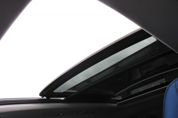 Lynk & Co 01 261PK Automaat Adaptieve Cruise Control / Elektrisch verstelbare voorstoelen / BLIS / Stoelverwarming / Climate Control / Parkeersensoren met 360 gradencamera / Regensensor