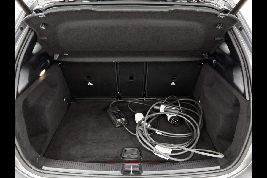 Mercedes-Benz B-Klasse 250 e AMG Line | Nightpakket | Premium pakket | Warmtewerend, donkergetint glas achterin | Keyless-Go comfortpakket | USB-pakket plus |
