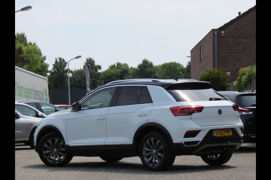 Volkswagen T-Roc 1.5 TSI Sport AUTOMAAT | DIGITAL DASHBOARD | TREKHAAK | ACHTERUITRIJCAMERA | ADAPTIVE CRUISE | STOELVERWARMING |