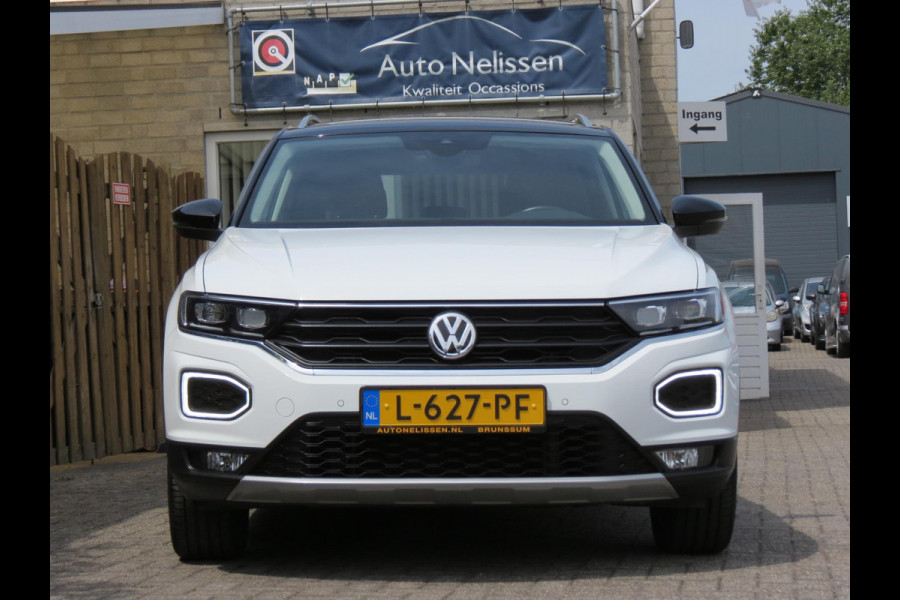 Volkswagen T-Roc 1.5 TSI Sport AUTOMAAT | DIGITAL DASHBOARD | TREKHAAK | ACHTERUITRIJCAMERA | ADAPTIVE CRUISE | STOELVERWARMING |