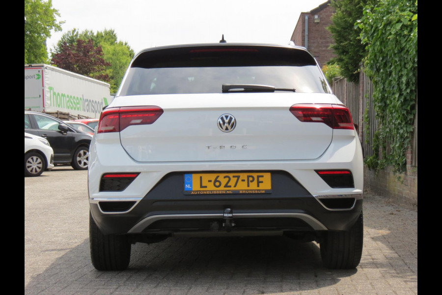 Volkswagen T-Roc 1.5 TSI Sport AUTOMAAT | DIGITAL DASHBOARD | TREKHAAK | ACHTERUITRIJCAMERA | ADAPTIVE CRUISE | STOELVERWARMING |