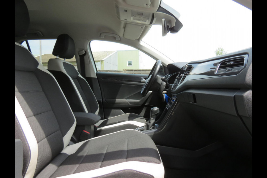 Volkswagen T-Roc 1.5 TSI Sport AUTOMAAT | DIGITAL DASHBOARD | TREKHAAK | ACHTERUITRIJCAMERA | ADAPTIVE CRUISE | STOELVERWARMING |