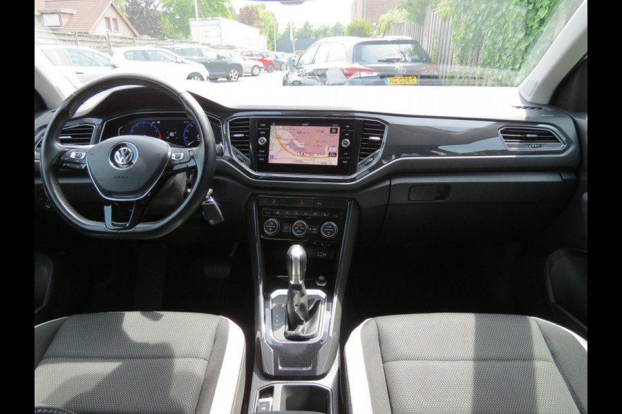 Volkswagen T-Roc 1.5 TSI Sport AUTOMAAT | DIGITAL DASHBOARD | TREKHAAK | ACHTERUITRIJCAMERA | ADAPTIVE CRUISE | STOELVERWARMING |