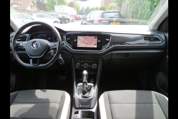 Volkswagen T-Roc 1.5 TSI Sport AUTOMAAT | DIGITAL DASHBOARD | TREKHAAK | ACHTERUITRIJCAMERA | ADAPTIVE CRUISE | STOELVERWARMING |