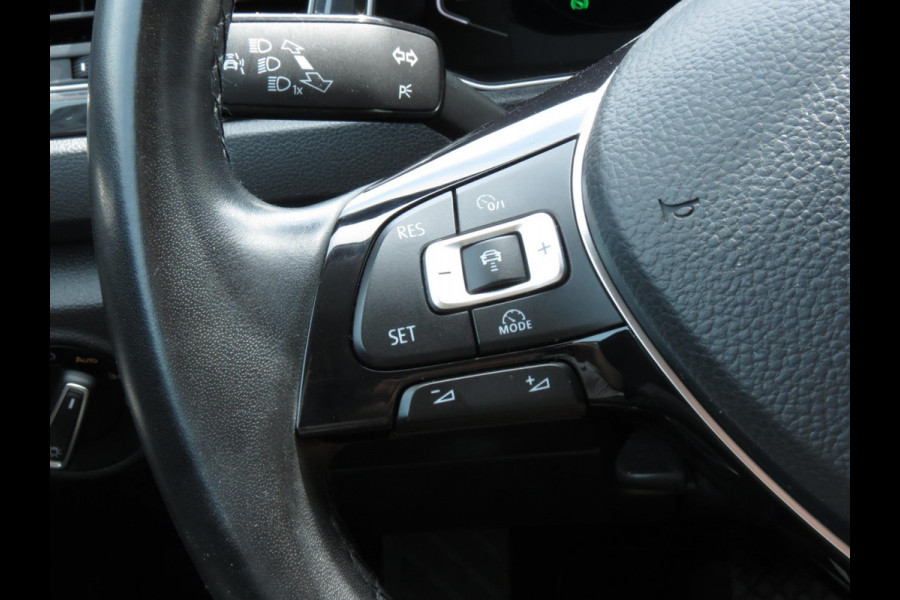 Volkswagen T-Roc 1.5 TSI Sport AUTOMAAT | DIGITAL DASHBOARD | TREKHAAK | ACHTERUITRIJCAMERA | ADAPTIVE CRUISE | STOELVERWARMING |