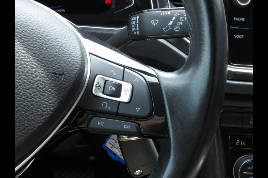 Volkswagen T-Roc 1.5 TSI Sport AUTOMAAT | DIGITAL DASHBOARD | TREKHAAK | ACHTERUITRIJCAMERA | ADAPTIVE CRUISE | STOELVERWARMING |