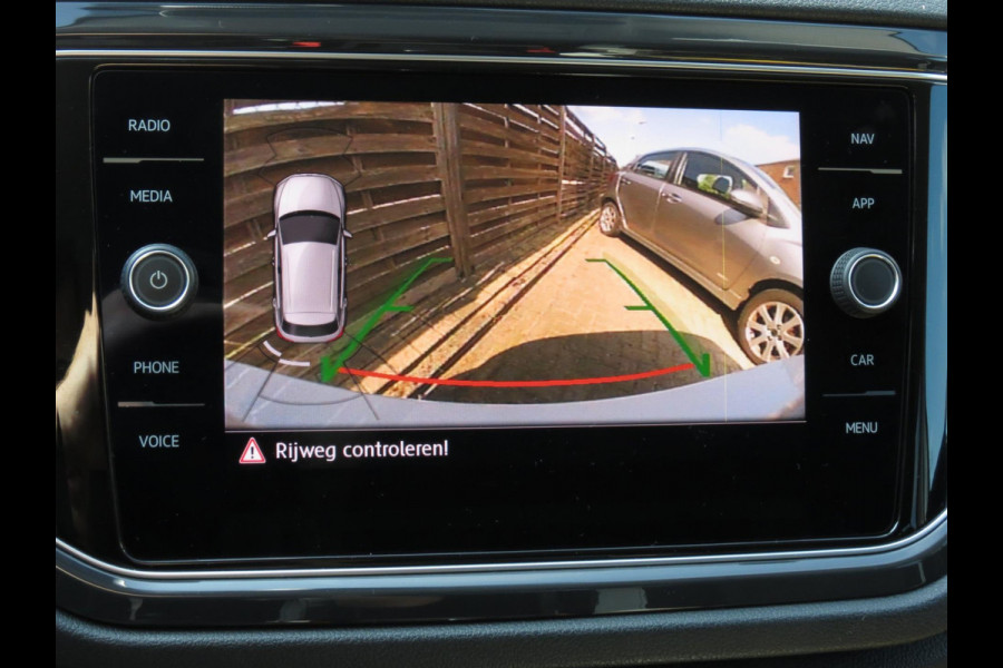 Volkswagen T-Roc 1.5 TSI Sport AUTOMAAT | DIGITAL DASHBOARD | TREKHAAK | ACHTERUITRIJCAMERA | ADAPTIVE CRUISE | STOELVERWARMING |