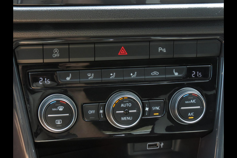 Volkswagen T-Roc 1.5 TSI Sport AUTOMAAT | DIGITAL DASHBOARD | TREKHAAK | ACHTERUITRIJCAMERA | ADAPTIVE CRUISE | STOELVERWARMING |