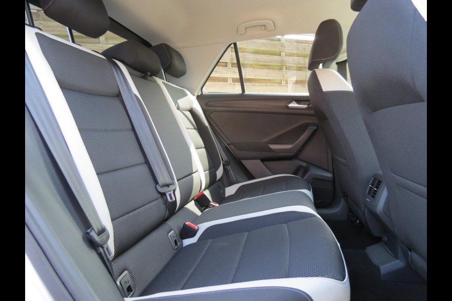 Volkswagen T-Roc 1.5 TSI Sport AUTOMAAT | DIGITAL DASHBOARD | TREKHAAK | ACHTERUITRIJCAMERA | ADAPTIVE CRUISE | STOELVERWARMING |