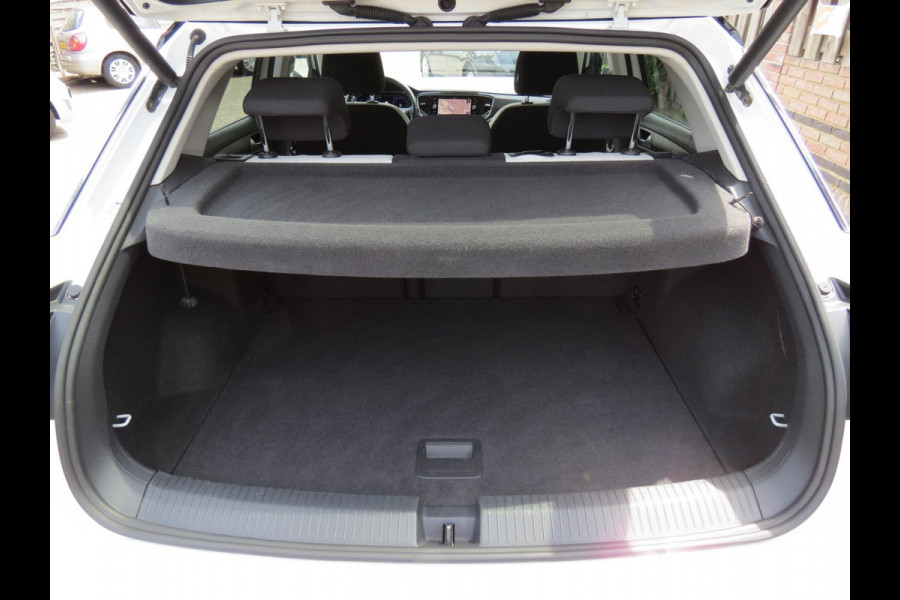 Volkswagen T-Roc 1.5 TSI Sport AUTOMAAT | DIGITAL DASHBOARD | TREKHAAK | ACHTERUITRIJCAMERA | ADAPTIVE CRUISE | STOELVERWARMING |