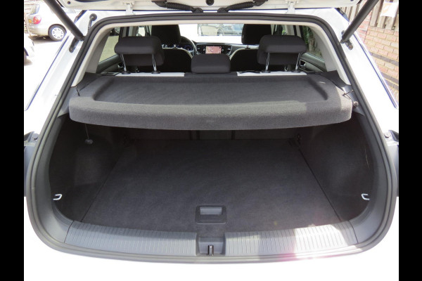 Volkswagen T-Roc 1.5 TSI Sport AUTOMAAT | DIGITAL DASHBOARD | TREKHAAK | ACHTERUITRIJCAMERA | ADAPTIVE CRUISE | STOELVERWARMING |