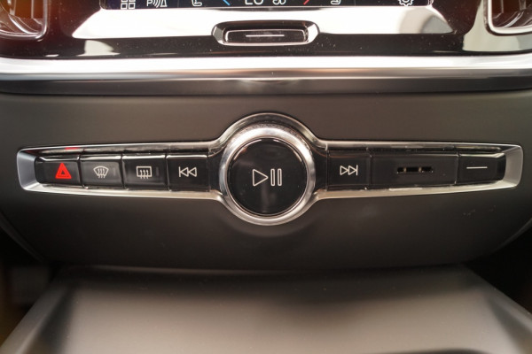 Volvo V60 2.0 B3 163pk Automaat Essential -LEER-LED-ECC-