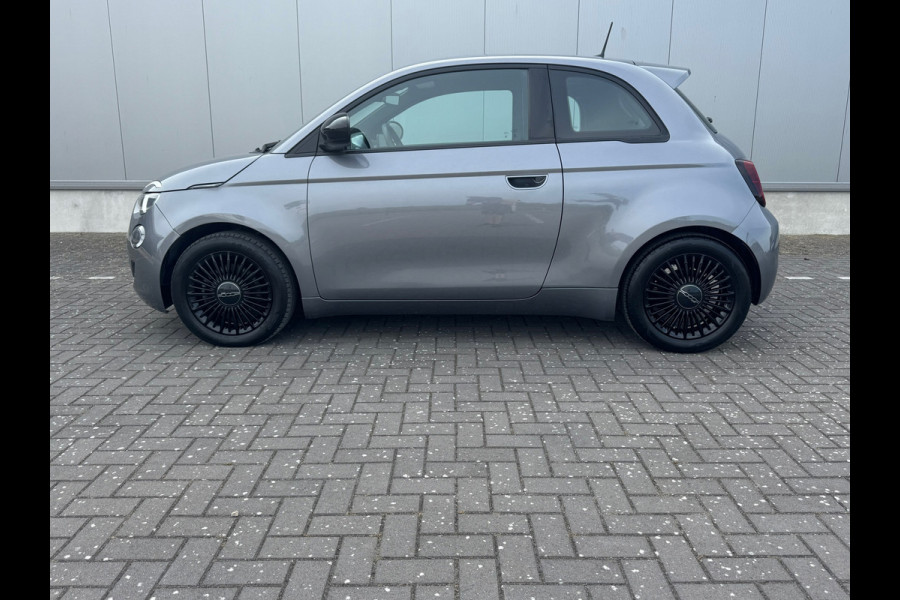 Fiat 500E 3+1 Icon 42 kWh * Black edition * AppleCarplay * Cruise * Rijstrooksensor *