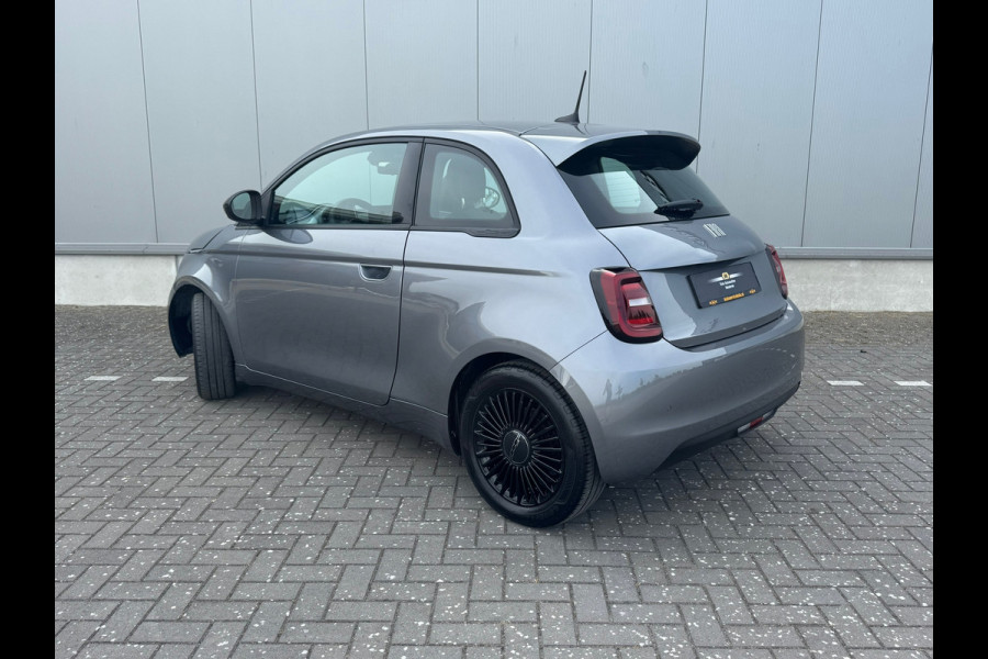Fiat 500E 3+1 Icon 42 kWh * Black edition * AppleCarplay * Cruise * Rijstrooksensor *