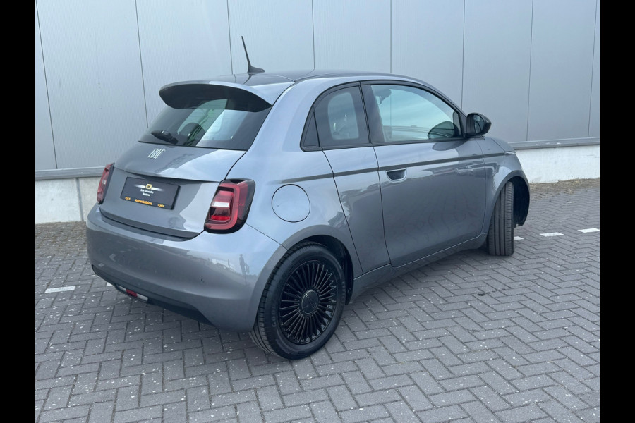 Fiat 500E 3+1 Icon 42 kWh * Black edition * AppleCarplay * Cruise * Rijstrooksensor *