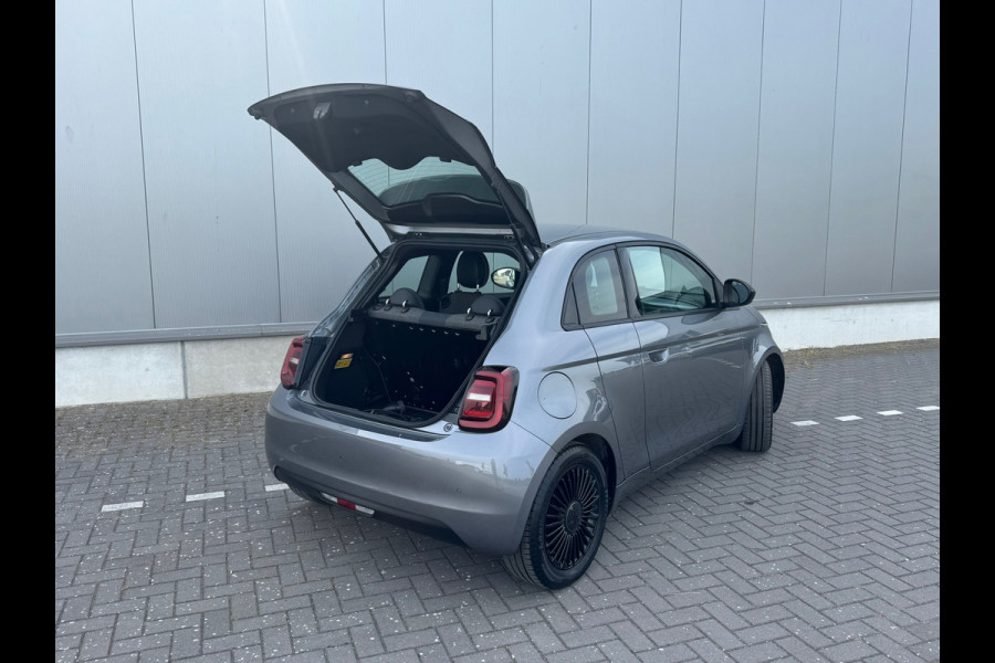 Fiat 500E 3+1 Icon 42 kWh * Black edition * AppleCarplay * Cruise * Rijstrooksensor *