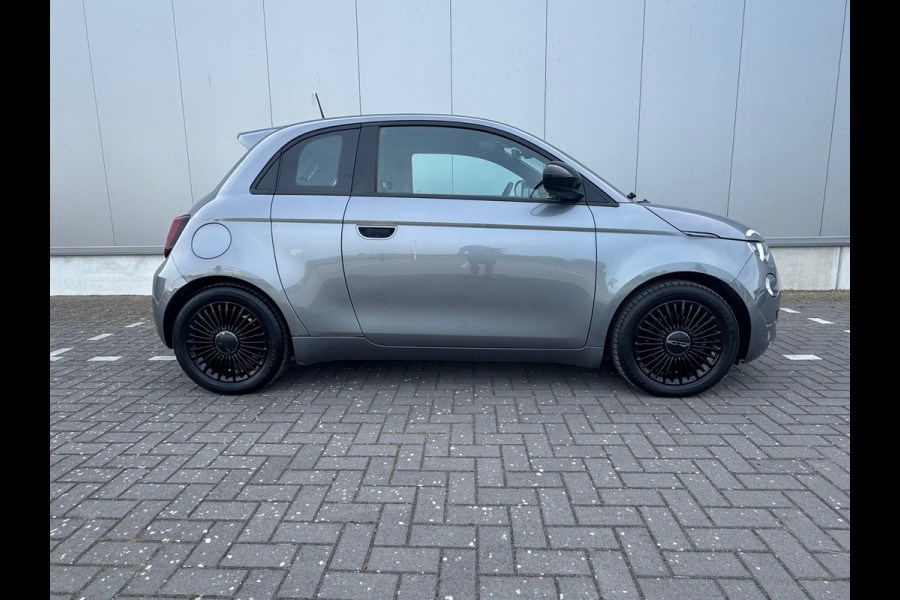 Fiat 500E 3+1 Icon 42 kWh * Black edition * AppleCarplay * Cruise * Rijstrooksensor *