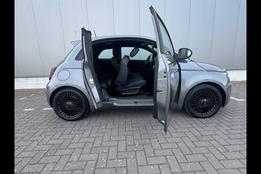 Fiat 500E 3+1 Icon 42 kWh * Black edition * AppleCarplay * Cruise * Rijstrooksensor *
