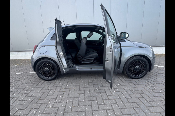 Fiat 500E 3+1 Icon 42 kWh * Black edition * AppleCarplay * Cruise * Rijstrooksensor *
