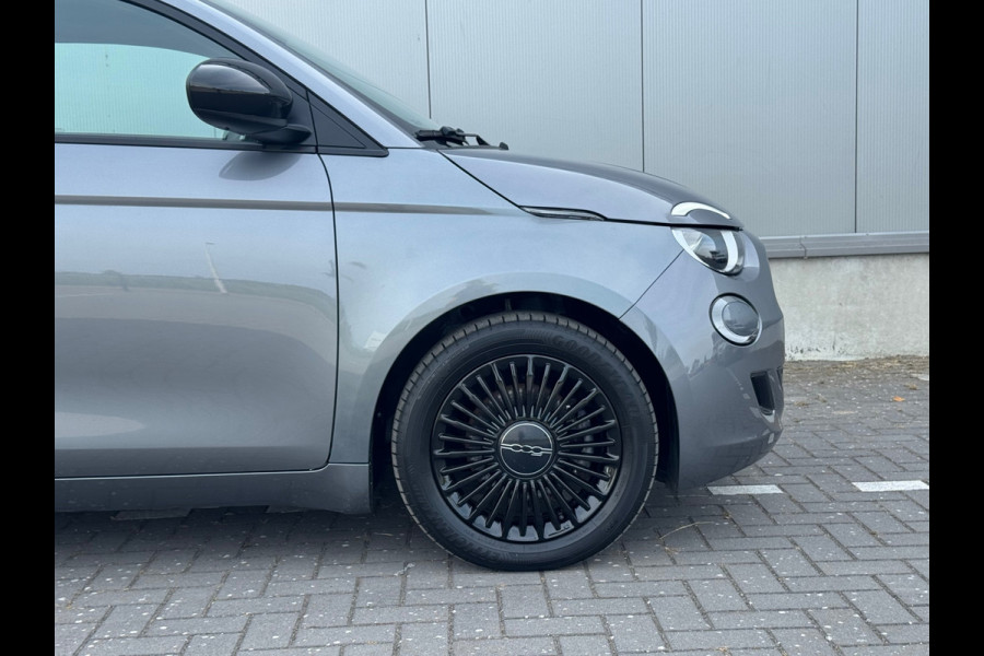 Fiat 500E 3+1 Icon 42 kWh * Black edition * AppleCarplay * Cruise * Rijstrooksensor *