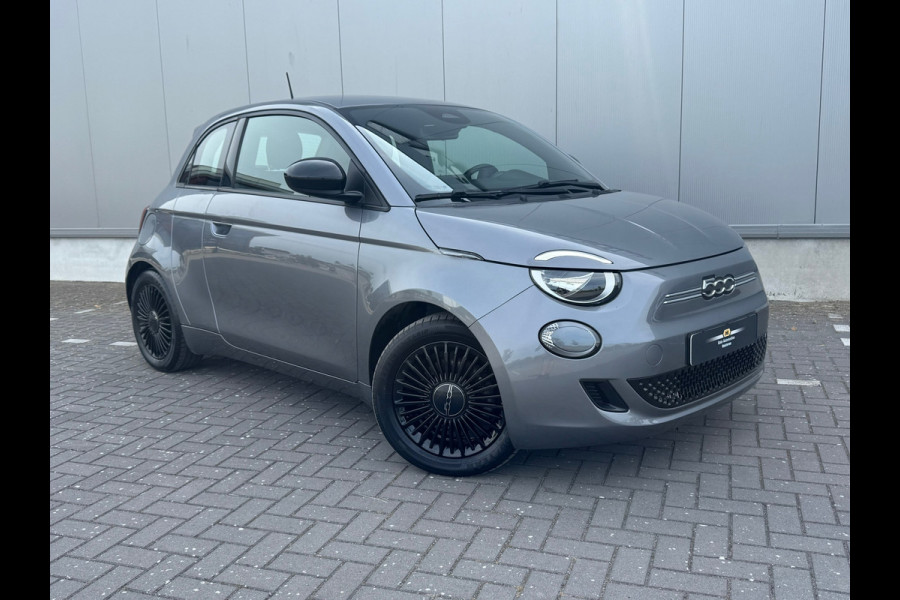 Fiat 500E 3+1 Icon 42 kWh * Black edition * AppleCarplay * Cruise * Rijstrooksensor *