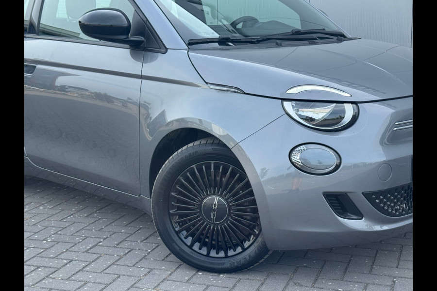 Fiat 500E 3+1 Icon 42 kWh * Black edition * AppleCarplay * Cruise * Rijstrooksensor *