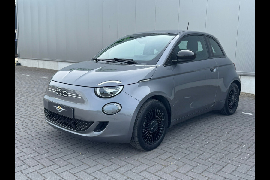 Fiat 500E 3+1 Icon 42 kWh * Black edition * AppleCarplay * Cruise * Rijstrooksensor *