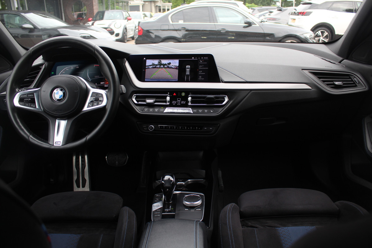 BMW 1-serie 118i Executive Ed. M Sport / Camera / Navigatie / 18'' / Sportstoelen / Stuur + Stoelverwarming / DAB / Cruise Control BMW 1-serie 118i Executive Ed. M Sport / Camera / Navigatie / 18'' / Sportstoelen / Stuur + Stoelverwarming / DAB / Cruise Control