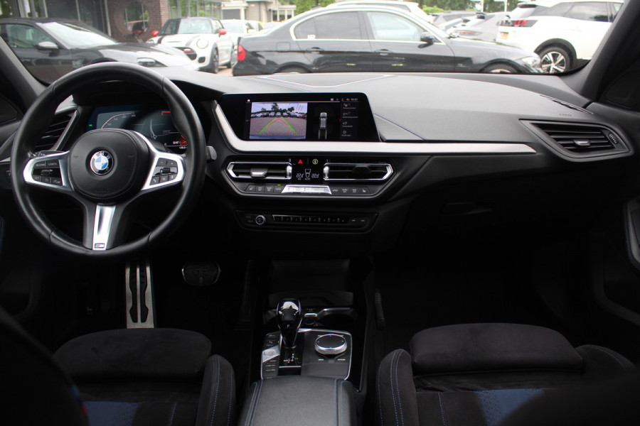 BMW 1-serie 118i Executive Ed. M Sport / Camera / Navigatie / 18'' / Sportstoelen / Stuur + Stoelverwarming / DAB / Cruise Control