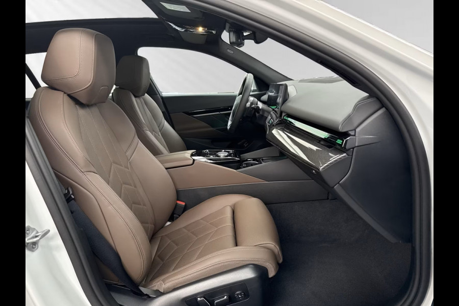 BMW 5 Serie Touring 520iA M-SPORT ** ADAPT. LED, LEDER, PANORAMA, TREKH, H&K SOUND, DR. ASS+ ** 1e EIG - UNFALLFREI ** ** INFORMEER OOK NAAR ONZE AANTREKKELIJKE FINANCIAL-LEASE TARIEVEN **