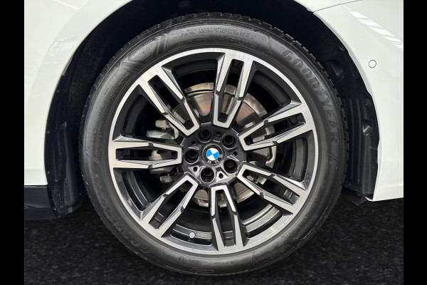 BMW 5 Serie Touring 520iA M-SPORT ** ADAPT. LED, LEDER, PANORAMA, TREKH, H&K SOUND, DR. ASS+ ** 1e EIG - UNFALLFREI ** ** INFORMEER OOK NAAR ONZE AANTREKKELIJKE FINANCIAL-LEASE TARIEVEN **