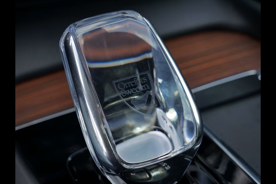 Volvo XC60 2.0 T8 Plug-in hybrid AWD Plus Dark (335kW/455PK) FULL OPTION (PANO / TREKH) ** 1e EIG - Ex VOLVO) ** INFORMEER OOK NAAR ONZE AANTREKKELIJKE FINANCIAL-LEASE TARIEVEN **