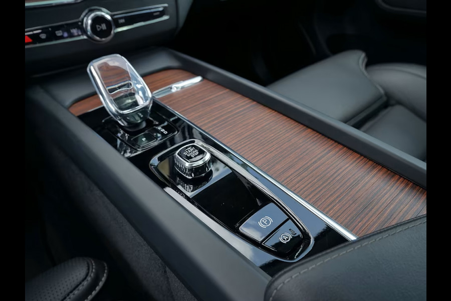 Volvo XC60 2.0 T8 Plug-in hybrid AWD Plus Dark (335kW/455PK) FULL OPTION (PANO / TREKH) ** 1e EIG - Ex VOLVO) ** INFORMEER OOK NAAR ONZE AANTREKKELIJKE FINANCIAL-LEASE TARIEVEN **