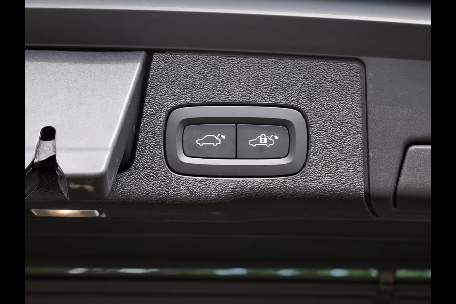Volvo XC60 2.0 T8 Plug-in hybrid AWD Plus Dark (335kW/455PK) FULL OPTION (PANO / TREKH) ** 1e EIG - Ex VOLVO) ** INFORMEER OOK NAAR ONZE AANTREKKELIJKE FINANCIAL-LEASE TARIEVEN **