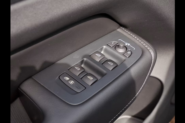 Volvo XC60 2.0 T8 Plug-in hybrid AWD Plus Dark (335kW/455PK) FULL OPTION (PANO / TREKH) ** 1e EIG - Ex VOLVO) ** INFORMEER OOK NAAR ONZE AANTREKKELIJKE FINANCIAL-LEASE TARIEVEN **